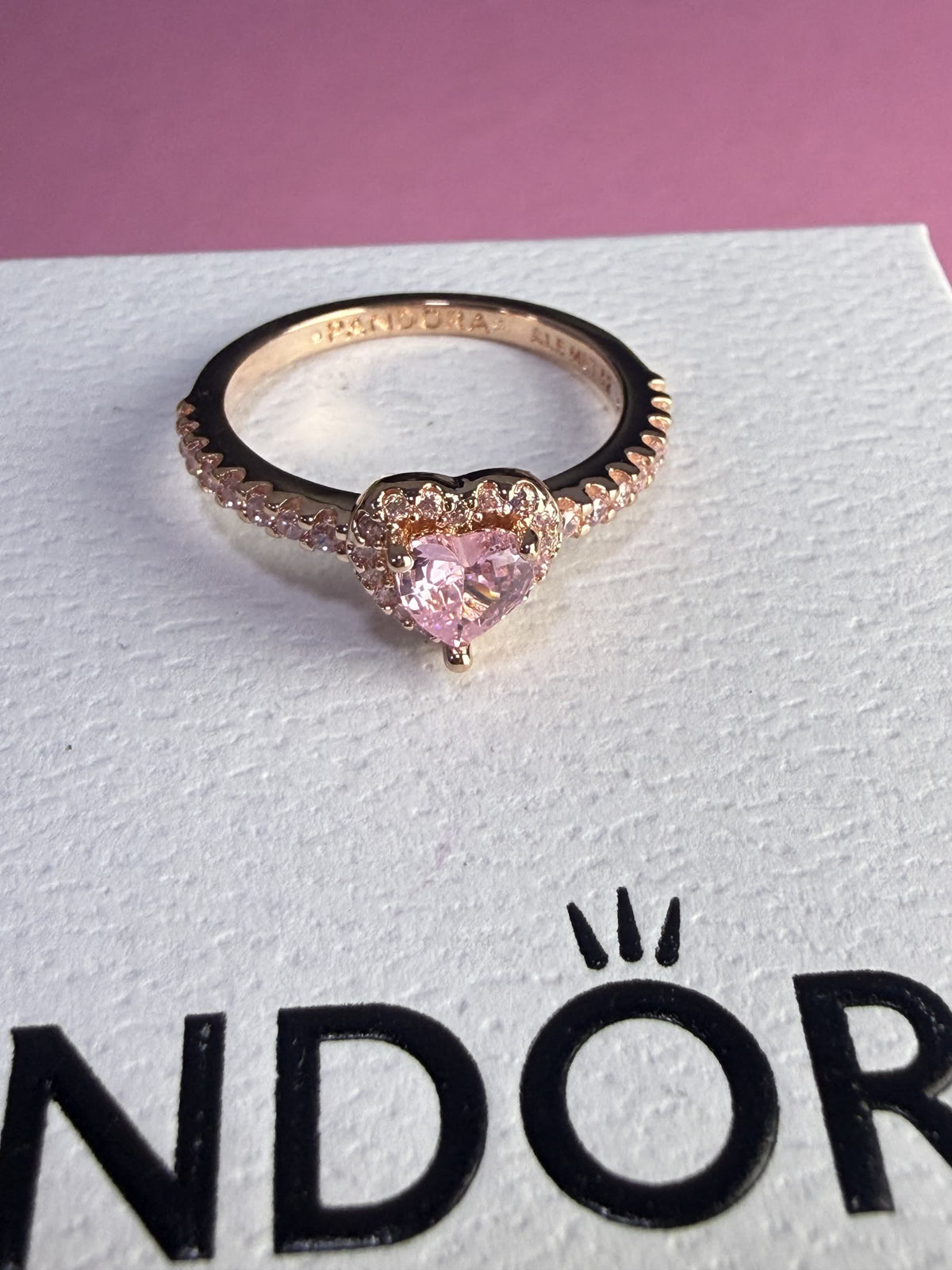 anillo baño rosa corazon compromiso — foto real