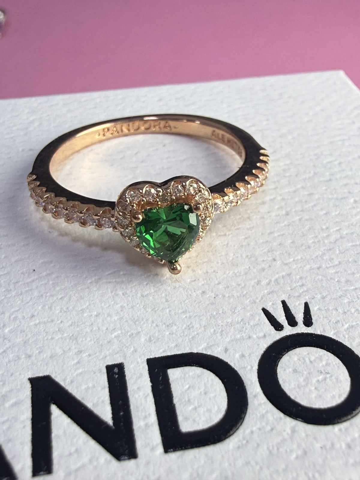 ANILLO BAÑO DORADO CORAZON VERDE — foto real