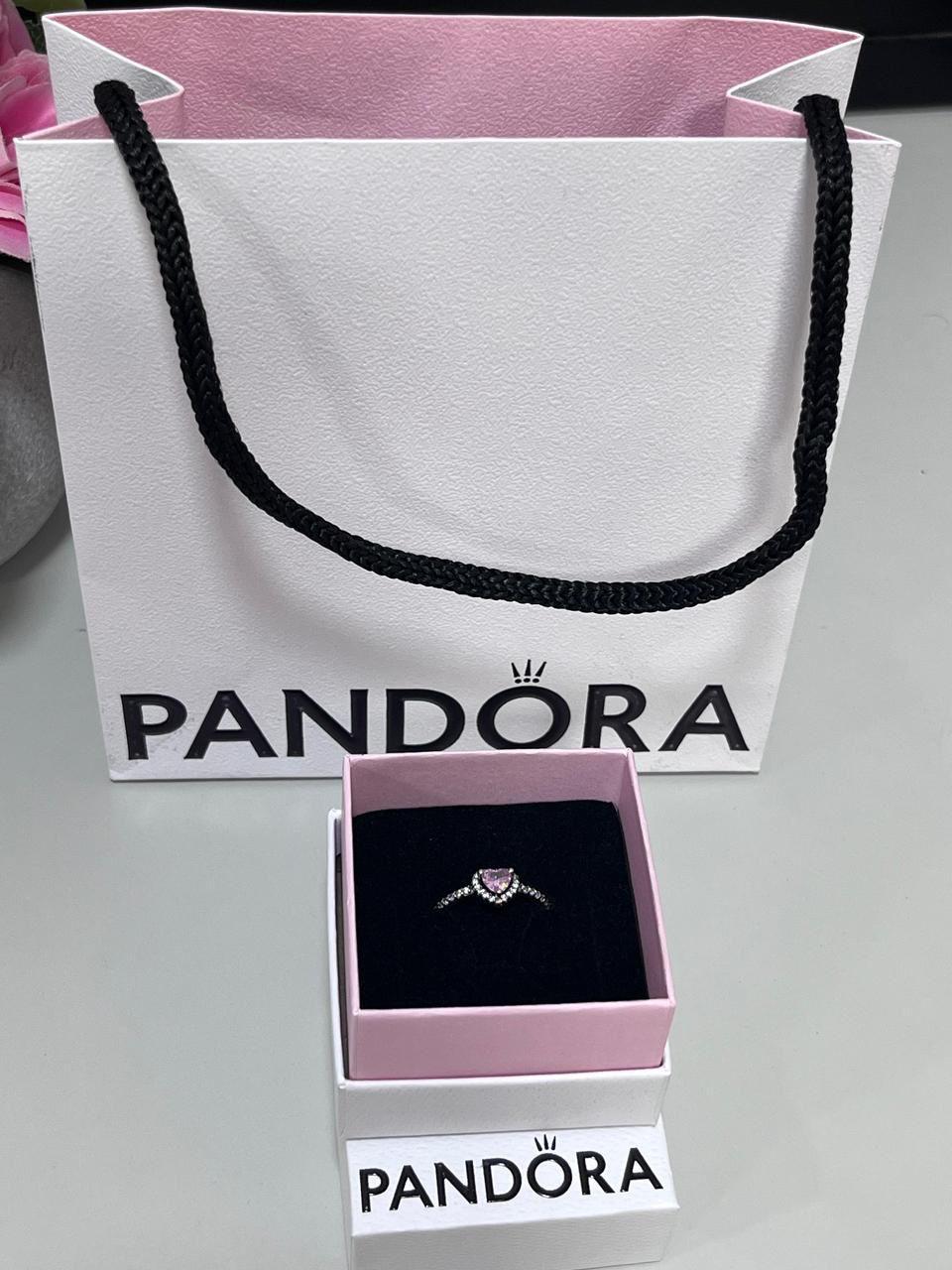 Empaque básico: el anillo en su cajita, con la bolsa de regalo detrás.