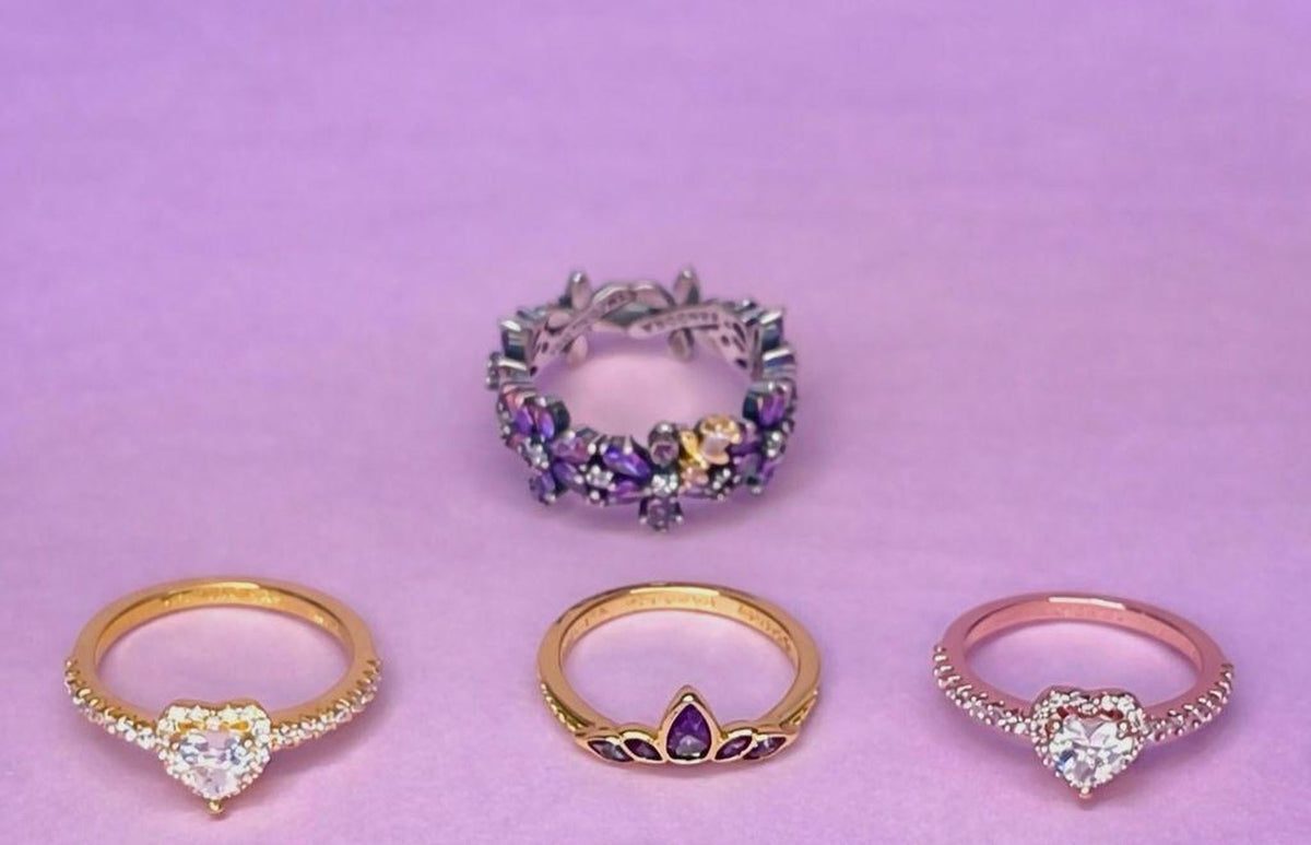 Anillos Éclavie sobre fondo lila