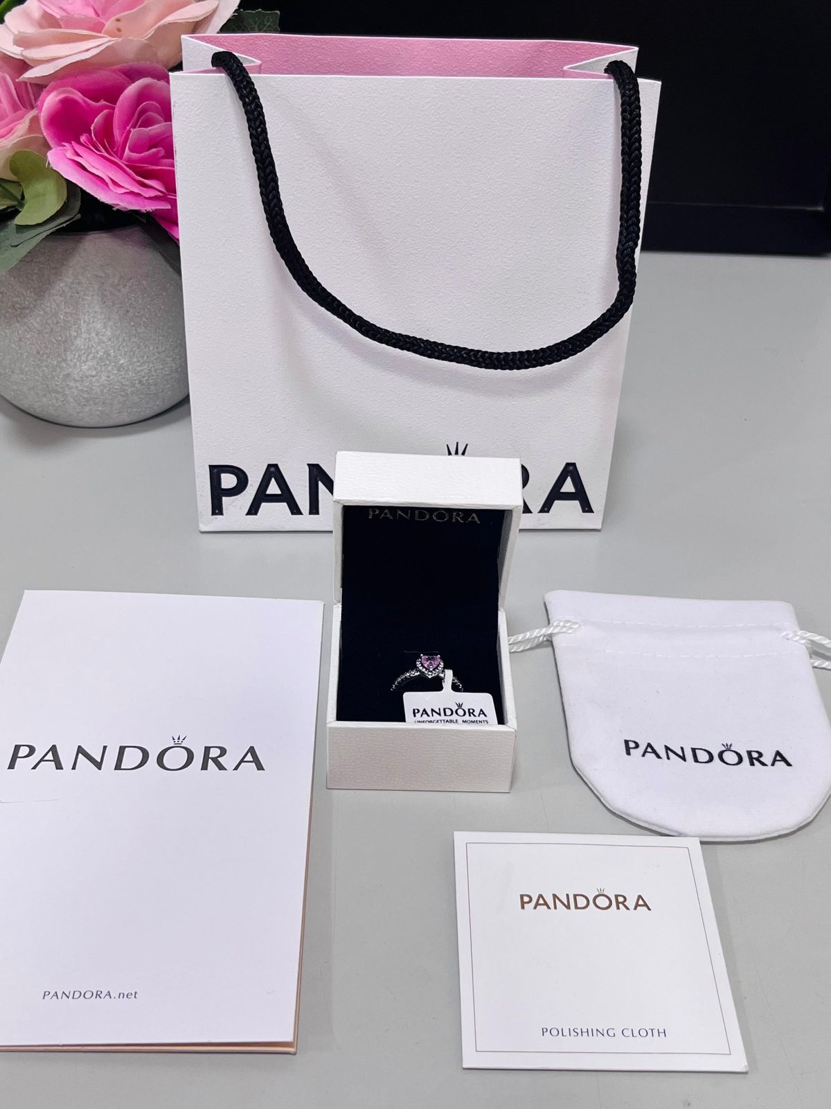 Full set: caja, bolsa de regalo, carta, paño para limpiar y tula de tela.